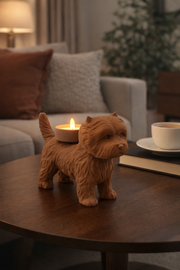 Bruine Westie waxinelichthouder met LED waxinelicht stijlvol geplaatst in warm modern interieur
